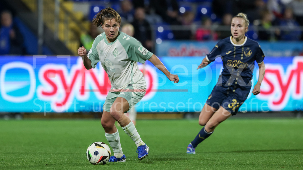Fussball, Google Pixel Frauen-Bundesliga, TSG 1899 Hoffenheim - SV Werder Bremen | v.li.: Rieke Dieckmann (SV Werder Bremen, 22) und Vanessa Diehm (TSG 1899 Hoffenheim, 32) im Zweikampf, Duell, Dynamik, Aktion, Action, Spielszene, DIE DFB-RICHTLINIEN UNTERSAGEN JEGLICHE NUTZUNG VON FOTOS ALS SEQUENZBILDER UND/ODER VIDEOÄHNLICHE FOTOSTRECKEN. DFB REGULATIONS PROHIBIT ANY USE OF PHOTOGRAPHS AS IMAGE SEQUENCES AND/OR QUASI-VIDEO.