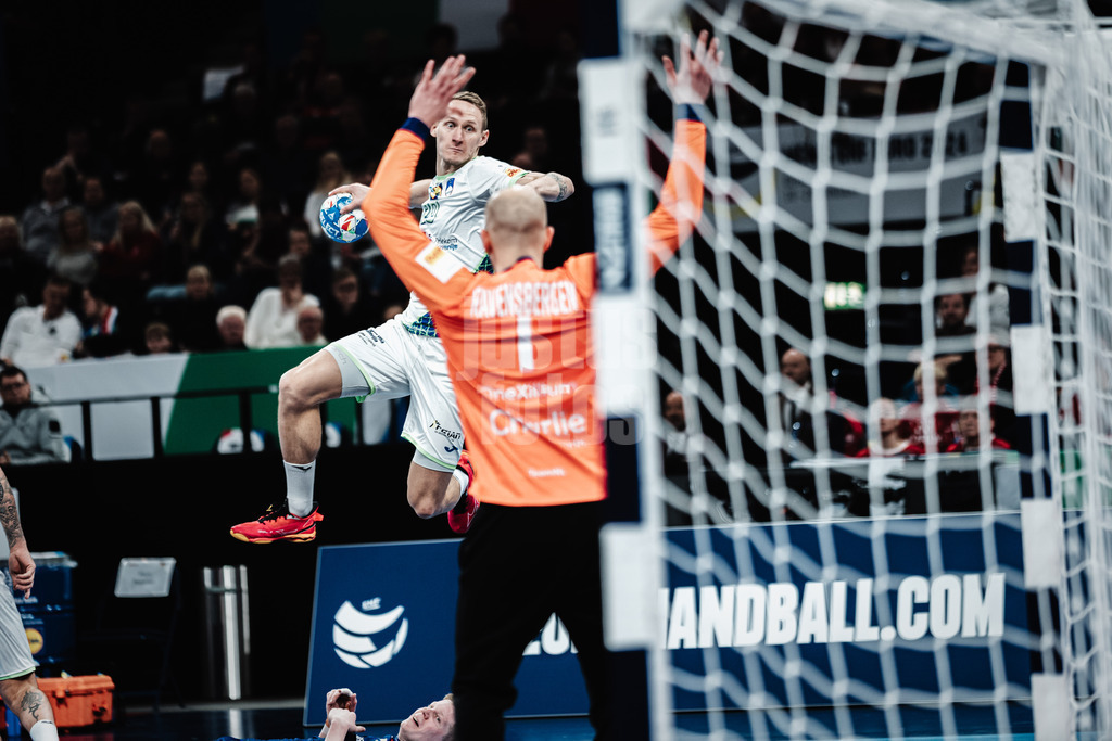 Handball | Herren | EHF EURO 2024 | European Championshop Men 2024 Final Tournament | Slowenien vs. Niederlande | 21.01.2024 | Tilen Kodrin (#20, Slowenien, SLO) wirft aufs Tor