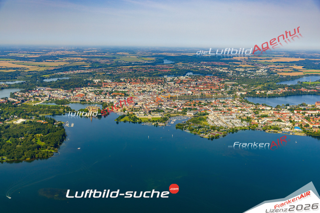 Luftaufnahme Schweriner Innensee mit Uferbereich Schwerin - Die Luftaufnahme wurde 2025 vom UL-Flugzeug heraus erstellt ( ohne Drohne ) - Hochauflösende Luftaufnahme - für professionelle Ausdrucke geeignet. Die Geschenkidee !Mit Lizenz und Bildrechte bestellbar