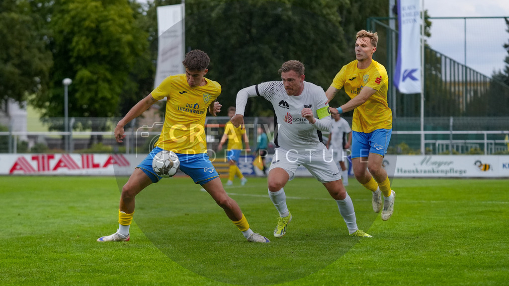Fußball, Herren, Saison 2025/2026, Regionalliga Nordost, 4. Spieltag, FSV 63 Luckenwalde vs. BFC Preussen, Samstag 22.08.2025, Werner-Seelenbinder-Stadion Luckenwalde | Fußball, Herren, Saison 2025/2026, Regionalliga Nordost, 4. Spieltag, FSV 63 Luckenwalde vs. BFC Preussen, Samstag 22.08.2025, Werner-Seelenbinder-Stadion Luckenwalde, Im Bild: v.l. Mike Bachmann (Luckenwalde), Patrick Breitkreuz (Preussen) und Fabio Schneider (Luckenwalde) - Realisiert mit Pictrs.com