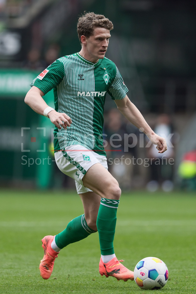 Fussball, Bundesliga, SV Werder Bremen - Borussia Mönchengladbach | v.li.: Jens Stage (SV Werder Bremen, 6) am Ball, Freisteller, Einzelbild, Ganzkörper, Aktion, Action, Spielszene, DIE DFL-RICHTLINIEN UNTERSAGEN JEGLICHE NUTZUNG VON FOTOS ALS SEQUENZBILDER UND/ODER VIDEOÄHNLICHE FOTOSTRECKEN. DFL REGULATIONS PROHIBIT ANY USE OF PHOTOGRAPHS AS IMAGE SEQUENCES AND/OR QUASI-VIDEO.