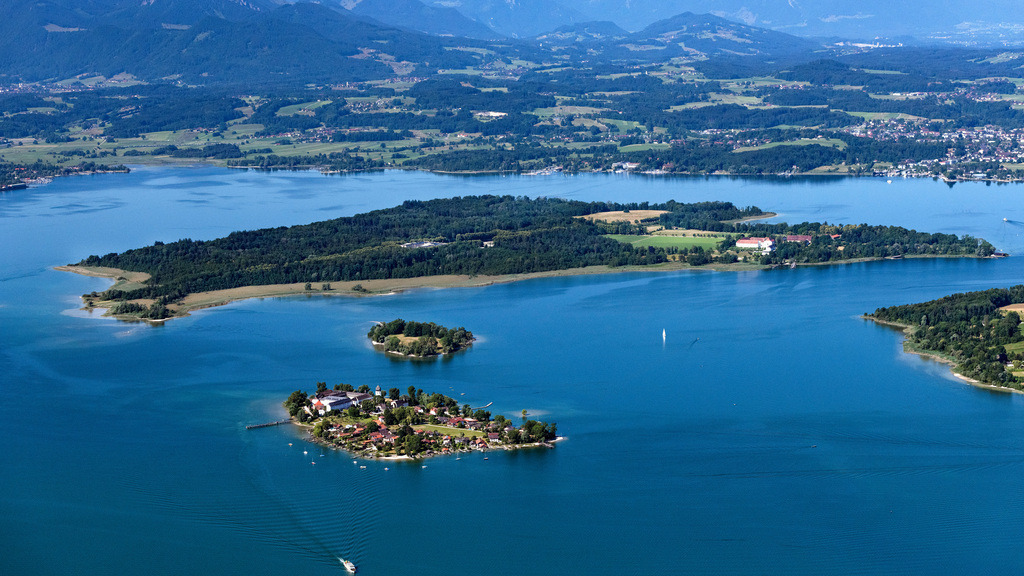 dr__0201153.jpg | CHIEMSEE 29.06.2023 Fraueninsel mit dem Kloster der Abtei Frauenwörth und Krautinsel in Chiemsee im Bundesland Bayern, Deutschland mit der Abtei der Benediktinerinnen Frauenwörth. 