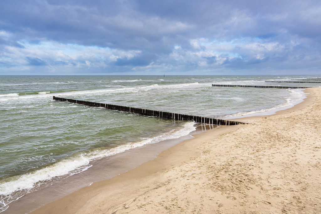 Buhnen an der Küste der Ostsee in der Nähe von Graal Müritz | Buhnen an der Küste der Ostsee in der Nähe von Graal Müritz.