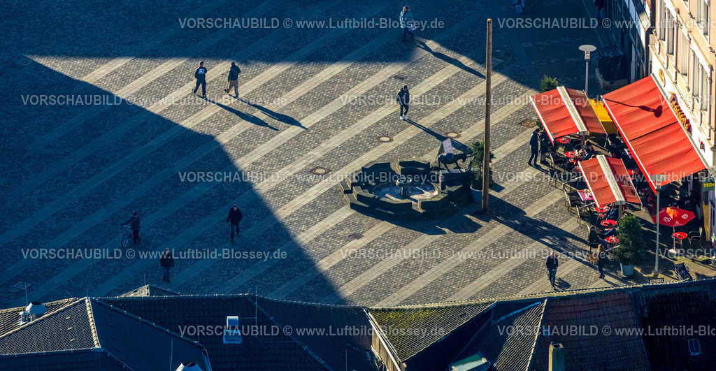 Unna240100376 | Luftbild, Eselsbrunnen auf dem Marktplatz, Brasserie Unna Cafe mit Außengastonomie, Unna, Ruhrgebiet, Nordrhein-Westfalen, Deutschland
