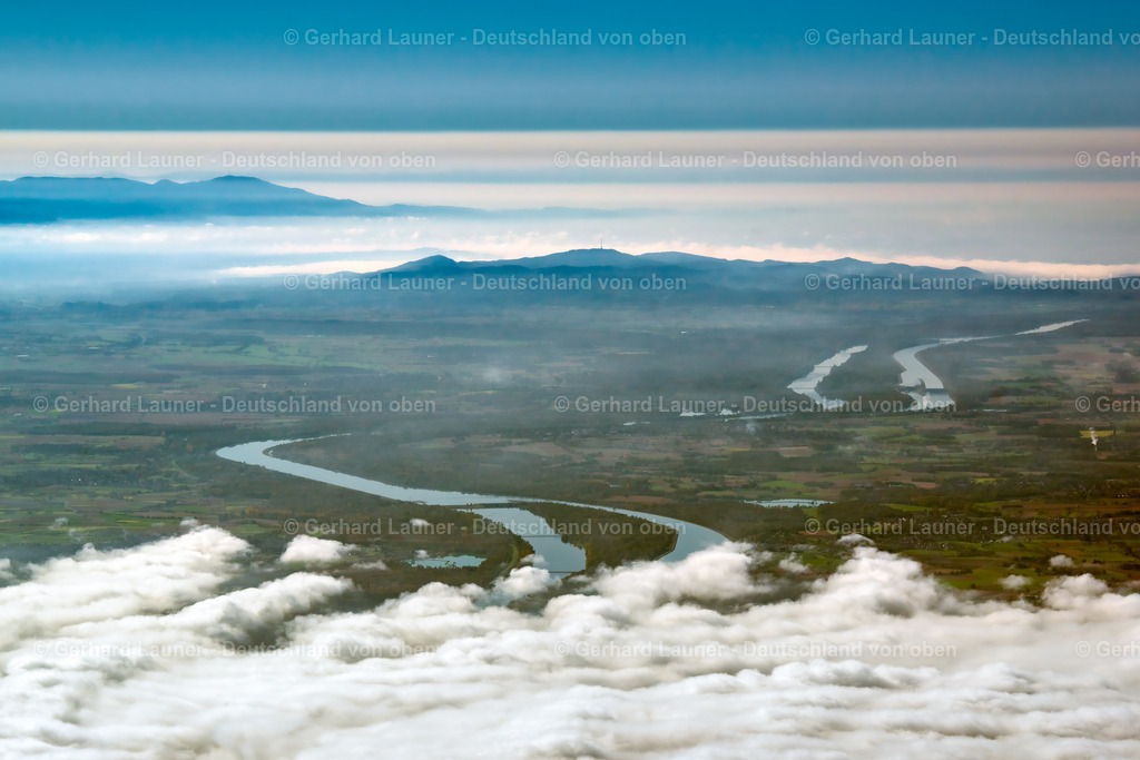 3704385 | RHEINAU 14.10.2017 Wetterlage mit Wolkenbildung und Blick auf den Schwarzwald in Rheinau im Bundesland Baden-Württemberg, Deutschland. // Weather conditions with cloud formation and a view of the Black Forest in Rheinau in the state Baden-Wuerttemberg, Germany. Foto: Gerhard Launer