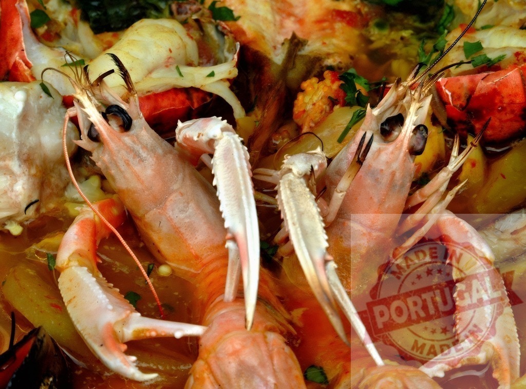 Cooked fresh langoustine shrimp seafood stew close-up | Cooked langoustines and lobster simmering in a delicious seafood stew - Realisiert mit Pictrs.com