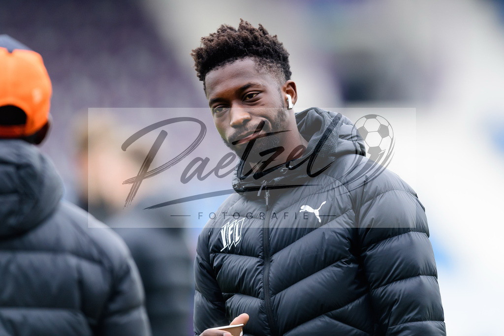 OSNTSV20211106_002 | Fussball, Herren: Omar Traore (VfL Osnabrueck) schaut bei dem Spiel der 3. Liga zwischen VfL Osnabrueck und TSV 1860 Muenchen im Stadion an der Bremer Bruecke am 06.11.2021 in Osnanbrueck, Deutschland.DFB / DFL REGULATIONS PROHIBIT ANY USE OF PHOTOGRAPHS AS IMAGE SEQUENCES AND/OR QUASI-VIDEO. - Realisiert mit Pictrs.com