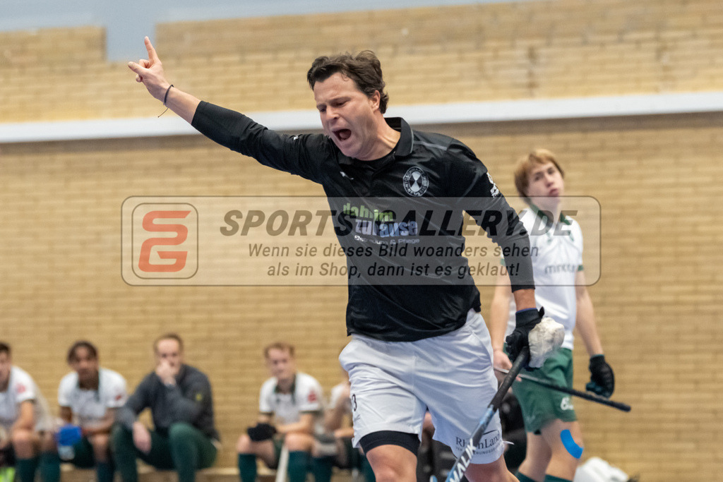 SFE_20231217_0064 | Neuss, Deutschland, 17.12.2023: Sebastian Draguhn (SW Neuss) jubelt waehrend des Spiels der Halle 1. Bundesliga Herren zwischen SW Neuss vs Uhlenhorst Mülheim im Stadionhalle (SW Neuss) am 17.12.2023 in Neuss, Deutschland. (Foto von Stephan Fehrmann)

Neuss, Germany, 17.12.2023: Sebastian Draguhn (SW Neuss) celebrates during the game of Halle 1. Bundesliga Herren between SW Neuss vs Uhlenhorst Mülheim in Stadionhalle (SW Neuss) at 17.12.2023 in Neuss, Deutschland. (Foto von Stephan Fehrmann)