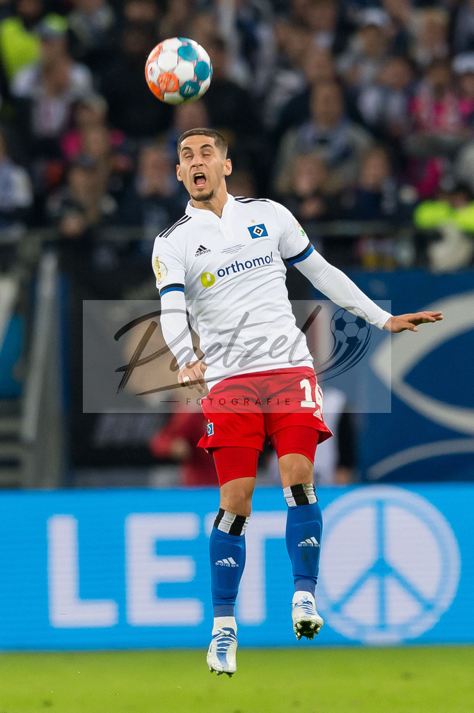 HSVSCF20220419_360 | Fussball, Herren: Ludovit Reis (Hamburger SV) in Aktion, am Ball, Einzelaktion beim DFB-Pokal-Halbfinalspiel zwischen Hamburger SV und SC Freiburg im Volksparkstadion am 19.04.2022 in Hamburg, Deutschland.DFB / DFL REGULATIONS PROHIBIT ANY USE OF PHOTOGRAPHS AS IMAGE SEQUENCES AND/OR QUASI-VIDEO. - Realisiert mit Pictrs.com