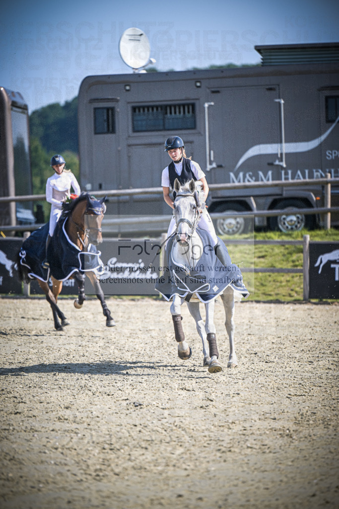 DOS_0129 | Entdecke hochwertige Reitturnierfotos von Foto Oger. Professionell, emotional und authentisch – jetzt Lieblingsmomente im Shop bestellen.Deutschlandweite Turnierfotografie. - Realisiert mit Pictrs.com