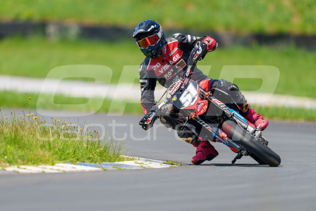G-Cup + Supermoto Staatsmeisterschaft + Hungarian Supermoto Championship | GRIPcapture steht für authentische Sportfotografie in Österreich – für Momente, die mehr sind als Geschwindigkeit oder Ergebnis. Es geht um Emotion, Spannung, Fokus und den Augenblick, der oft nur einen Wimpernschlag dauert.Ob Motorsport, Teamsport oder 
