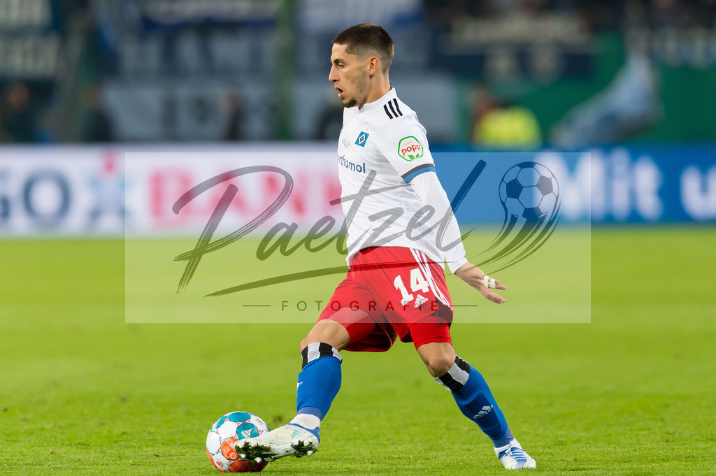 HSVSCF20220419_298 | Fussball, Herren: Ludovit Reis (Hamburger SV) in Aktion, am Ball, Einzelaktion beim DFB-Pokal-Halbfinalspiel zwischen Hamburger SV und SC Freiburg im Volksparkstadion am 19.04.2022 in Hamburg, Deutschland.DFB / DFL REGULATIONS PROHIBIT ANY USE OF PHOTOGRAPHS AS IMAGE SEQUENCES AND/OR QUASI-VIDEO. - Realisiert mit Pictrs.com