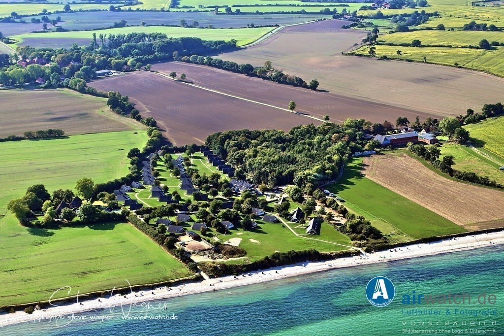Luftbild - Das Feriendorf Goldmaas bietet viel Platz zum Spielen, Entdecken und Erholen | Das Angebot richtet sich besonders an Familien, die Wert auf eine entspannte, unkomplizierte Atmosphäre ohne Hektik legen. Die positive Bewertungslage spiegelt die langjährige Zufriedenheit der Gäste wider, die vor allem die naturnahe Lage, die kinderfreundliche Ausstattung und die Erholungsqualität hervorheben. Gelegentlich genannte Nachteile betreffen den einfachen Standard der Unterkünfte, der jedoch im Einklang mit dem preisgünstigen und authentischen Urlaubsangebot steht.