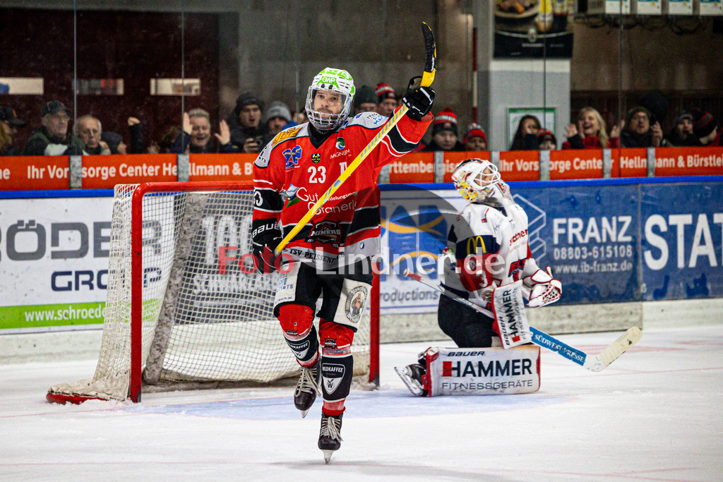 TSV Peißenberg MINERS gegen VfE Ulm/Neu Ulm DEVILS | Eishockey Bayernliga Herren Vorrunde 2024/25, TSV Peißenberg MINERS gegen VfE Ulm/Neu Ulm DEVILS, 20250105,Tor Dejan VOGL (MINERS 23), Penalty,2025-01-05 in Peißenberg (Eisstadion Peißenberg)Dejan VOGL (MINERS 23), David HECKENBERGER (DEVILS 3)Copyright: WolfgangxLindner foto-lindner.de