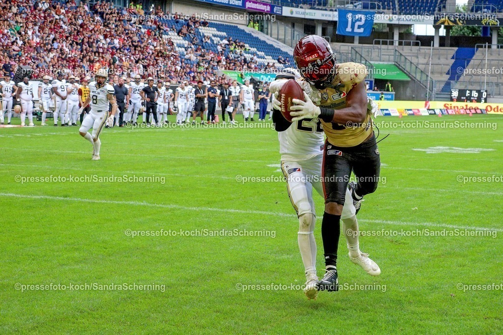 xSSC27072501004 | 27.07.2025, xsscx, American Footballl, Rhein Fire - Berlin Thunder, EFL, Schauinsland-Reisen-Arena, Saison 2025: Wide Receiver Harlan Kwofie (10) von Rhein Fire f‰ngt den Ball f¸r den Touchdown zum 44:0.