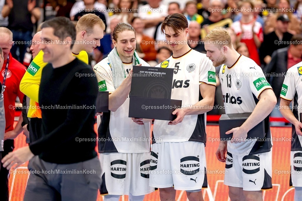 DHB19032601097 | 19.03.2026, Handball, Länderspiel Herren, Deutschland - Ägypten, Westfalenhalle Dortmund: Eindrücke rund um die Ehrung der Vize Europameister 2026 nach dem Spiel. Die Spieler werden für den zweiten Platz bei der Europameisterschaft geehrt.  David Späth (Germany #01)  Juri Knorr (Germany #15)  Miro Schluroff (Germany #05)  Matthes Langhoff (Germany #13) schauen neugierig in die Geschenkbox von Ingo Meckes 