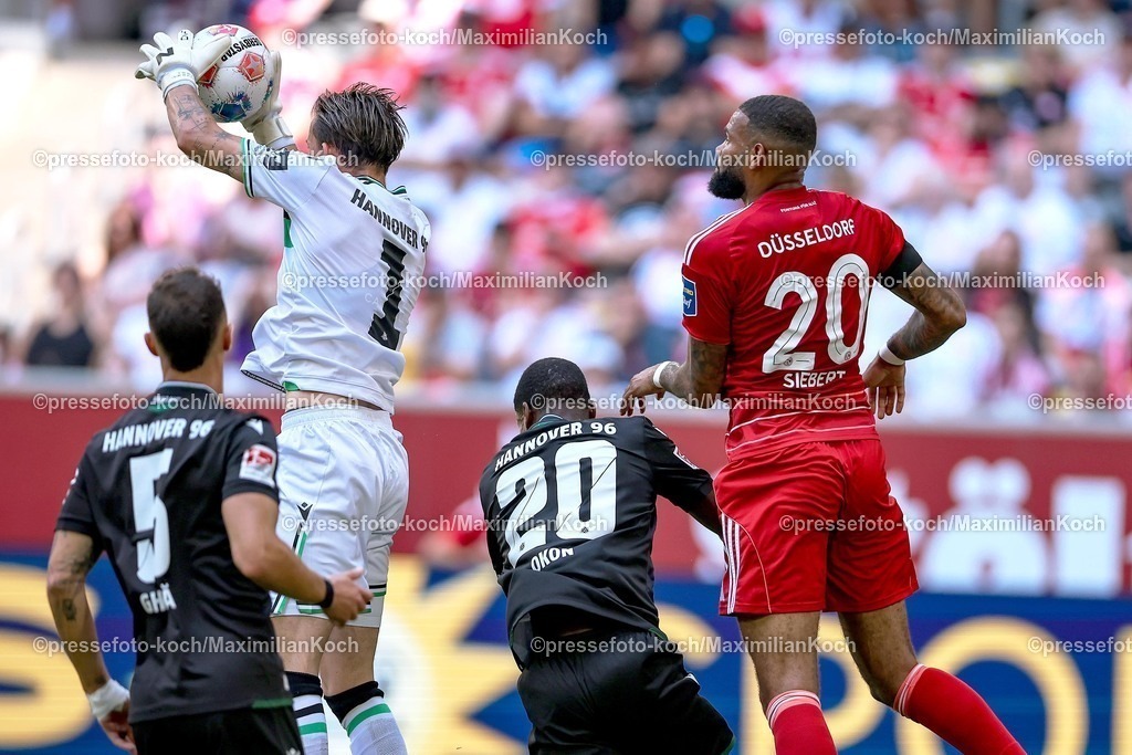 F9509082501030 | 09.08.2025, Fußball, Fortuna Düsseldorf - Hannover 96, 2. Fußball Bundesliga, Merkur Spiel-Arena, Saison 2025 2026: Torwart Nahuel Noll (Hannover96 #01) verteidigt gegen Jamil Siebert (Fortuna Düsseldorf #20) DFB regulations prohibit any use of photographs as image sequences and or quasi-video.