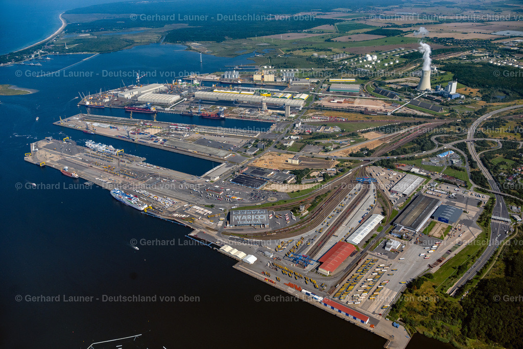 4061918 | ROSTOCK 08.09.2021 Hafenanlagen am Ufer des Hafenbeckens des Seehafen der ROSTOCK PORT GmbH im Ortsteil Peez in Rostock im Bundesland Mecklenburg-Vorpommern, Deutschland. Weiterführende Informationen bei: Euroports Germany GmbH &amp; Co. KG,  Liebherr-International Deutschland GmbH,  ROSTOCK PORT GmbH. // Port facilities on the shores of the harbor of of Seehafen of ROSTOCK PORT GmbH in the district Peez in Rostock in the state Mecklenburg - Western Pomerania, Germany. Further information at: Euroports Germany GmbH &amp; Co. KG,  Liebherr-International Deutschland GmbH,  ROSTOCK PORT GmbH. Foto: Gerhard Launer