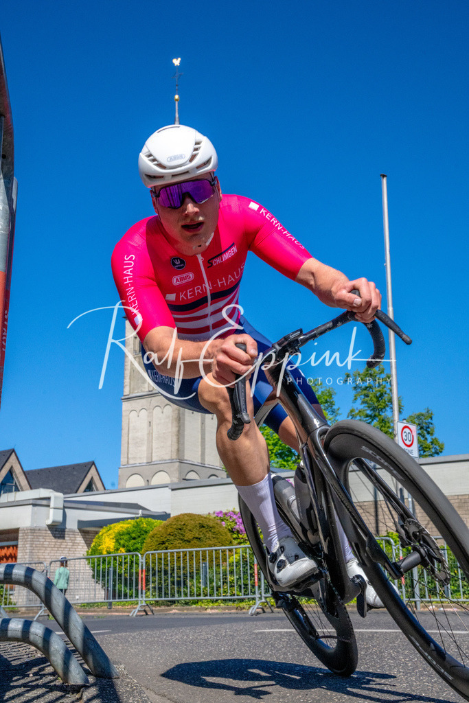 Spurt in den Mai 2026 - Großer Preis der Sparkasse Neuss | Annual one-day road cycling race "Großer Preis der Sparkasse Neuss" held in Büttgen, Germany, organized by VfR Büttgen 1912 e.V. The event features multiple races across all age categories from U11 youth to Elite men. - Realisiert mit Pictrs.com