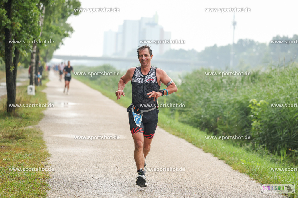 LUR_1129 | 34. M-net Erlanger Triathlon 2025 #erlangertriathlon  #mnettriathlon2025 #mnettriathlon #team #olympischedistanz #mitteldistanz #triathlon #maindonaukanal  #erlangertriathlon2025 #yourpictrs #tv1848 #tv1848erlangen  #triathlonbayern #sportinerlangen #demsportverbunden #sportshot_your_pictrs Copyright: www.sportshot.de