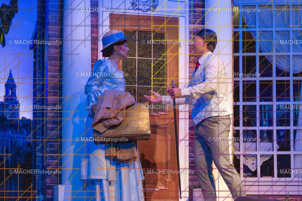 346_MFL-2025 | Portraitbilder von Regisseur; Darsteller; Techniker; Maske; Kostüme; Chor; Musiker; Bilderserie der Generalprobe und der Premierenvorstellung, Szenenbilder; Ausdrucksstudien; Bühnenüberblick; Bühnenkulissen; Pressefotos inkl. Redaktionsfoto Darstellergruppe.