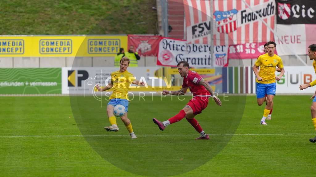 Fußball, Herren, Saison 2025/2026, Regionalliga Nordost, 14. Spieltag, FSV Zwickau vs. FSV 63 Luckenwalde, Samstag 01.11.2025, GGZ-Arena Zwickau | Fußball, Herren, Saison 2025/2026, Regionalliga Nordost, 14. Spieltag, FSV Zwickau vs. FSV 63 Luckenwalde, Samstag 01.11.2025, GGZ-Arena Zwickau, Im Bild: Fabio Schneider (l. Luckenwalde) und Sandro Sengersdorf (r. Zwickau) - Realisiert mit Pictrs.com