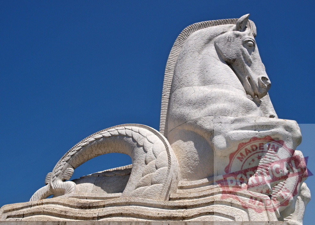 Hippocampus mythical sea horse sculpture against blue sky. Lisbon - Portugal | Hippocampus sea creature statue symbolizing classical mythology and water - Realisiert mit Pictrs.com