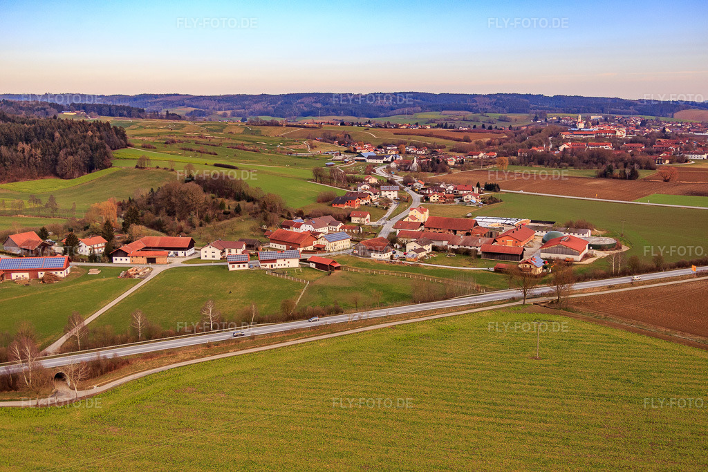 Luftbild: Ortsansicht von Westen im Ortsteil Untertattenbach in Bad Birnbach im Bundesland Bayern in Deutschland. Foto: IMG_085533.jpg vom 31.12.2015 durch Werner Riehm/FLY-FOTO.de