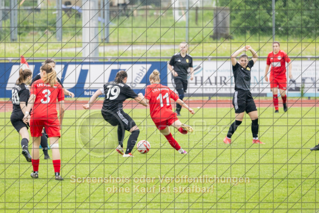 20250504_140415_0275 | #,1.FC Donzdorf (rot) vs. TSV Frommern (schwarz), Fussball, Frauen-Verbandsliga Württemberg, 18. Spieltag, Saison 2024/2025, Rasenplatz Lautertal Stadion, Süßener Straße 16, 73072 Donzdorf, 04.05.2025 - 13:00 Uhr,Foto: PhotoPeet-Sportfotografie/Peter Harich