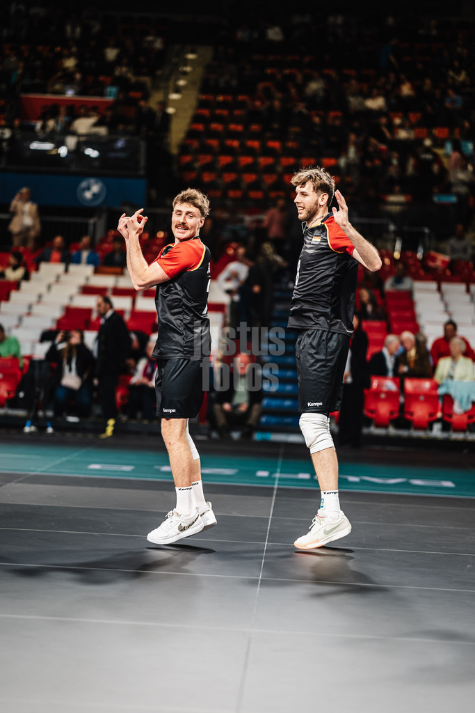 Volleyball | Männer | Testspiel | Deutschland vs. Italien | 26.05.2025 | v.l. Eric Burggräf (#24, Deutschland) und Filip John (#8, Deutschland) beim Aufwärmen