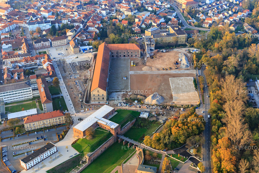 Ehemalige Stadtkaseren An Fronte Diez mit Baustelle für REWE und LIDL | Luftbild: Ehemalige Stadtkaseren An Fronte Diez mit Baustelle für REWE und LIDL in Germersheim im Bundesland Rheinland-Pfalz in Deutschland. Foto: IMG_104509.jpg vom 03.11.2017 durch Werner Riehm/FLY-FOTO.de - Realisiert mit Pictrs.com