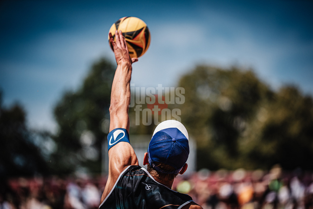 Beachvolleyball | Männer | Allianz German Beach Tour 2025 | Tourstop München | 12.07.2025 | Aufschlag von Momme Lorenz