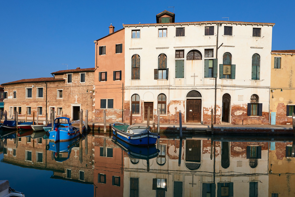 Spiegelung im Canale di San Donato | Murano, Italien - December 06, 2016: Spiegelung im Canale di San Donato. - Realisiert mit Pictrs.com