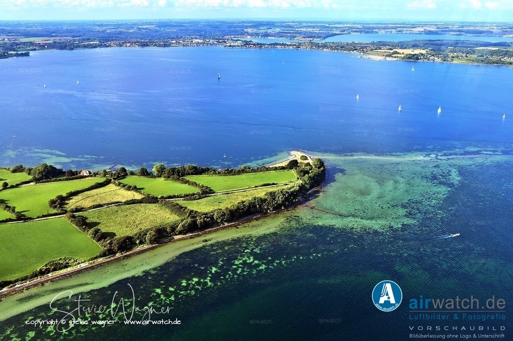 Luftbild Halbinsel Holnis bei Glücksburg - Holnis Nordspitze ist ein beliebtes Ausflugsziel an der Ostsee | Holnis Nordspitze ist ein beliebtes Ausflugsziel an der Ostsee und markiert den nördlichsten Punkt Schleswig-Holsteins. Die landschaftlich reizvolle Lage bietet weite Aussichten über das Meer, einen Leuchtturm und einen kleinen Hafen, wodurch sie sich besonders für Spaziergänge, Fotografie und Entspannung eignet.
