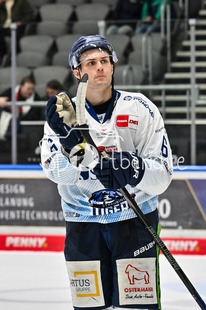 Augsburger Panther - Straubing Tigers | Augsburg, DEUTSCHLAND - 14. NOVEMBER: die Spieler der Tigers bedanken sich bei den mitgereisten Fans nach dem Auswärtssieg in Augsburg nach dem Ligaspiel zwischen den Augsburger Panthern und den Straubing Tigers am 18. Spieltag der Penny DEL im Curt Frenzel Stadion am 14.11.2025 / Alex GREEN (Straubing Tigers 6)