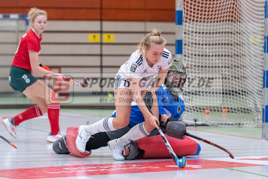 HK_20221126_101736 | 1. Bundesliga ( Halle ) Damen Crefelder HTC - Düsseldorfer HC am 27.11.2022 Crefelder HTC, Krefeld , Sara Strauss ( Düsseldorfer HC #11 ) , Gillessen Jana ( Torfrau Crefelder HTC #2 )