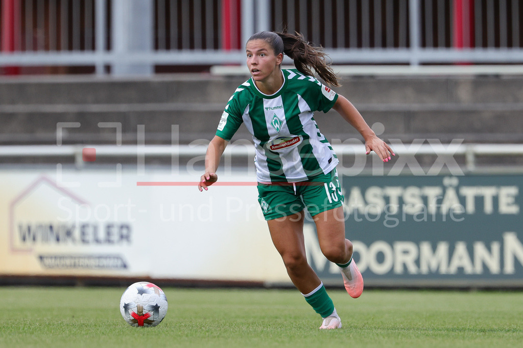 Fussball, Testspiel Frauen, SV Werder Bremen - AZ Alkmaar | Luna Vanzeir (SV Werder Bremen, 13) am Ball, Freisteller, Einzelbild, Ganzkörper, Aktion, Action, Spielszene