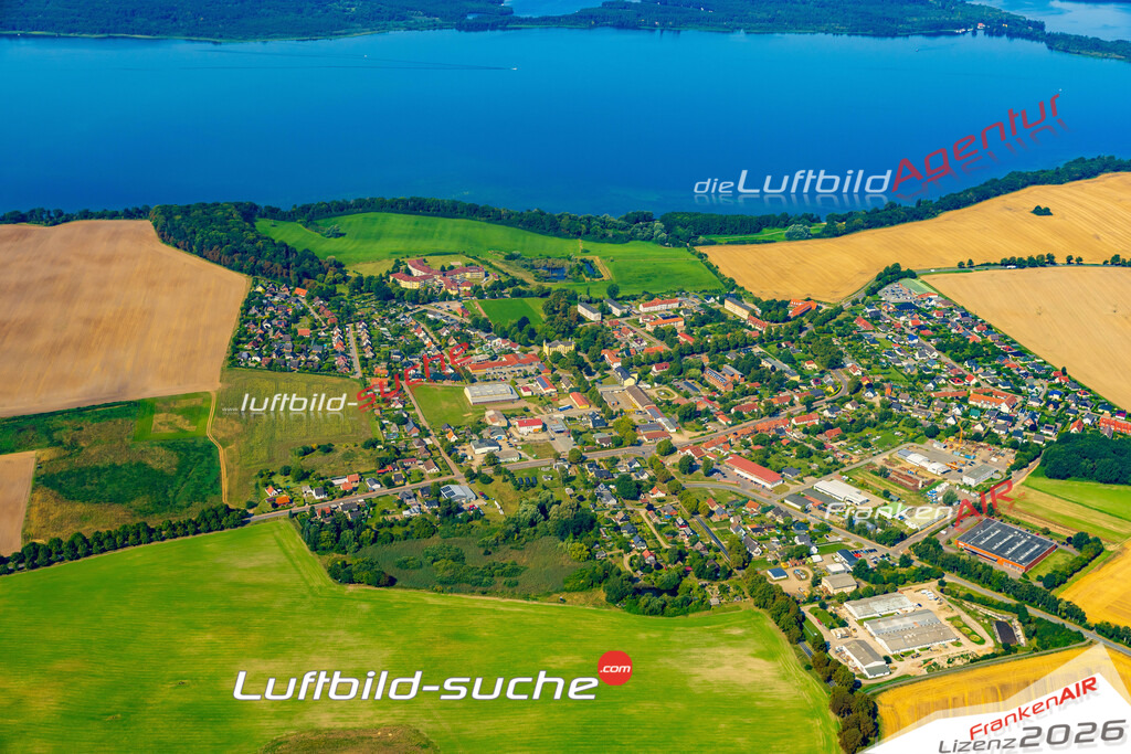 Bild der Stadt Leezen - Die Luftaufnahme wurde 2025 vom UL-Flugzeug heraus erstellt ( keine Drohne ) - Hochauflösende Luftaufnahme - für professionelle Ausdrucke geeignet. Die Geschenkidee !Hier alle&nbsp;Infos zur Lizenzierung der LuftaufnahmeWir fliegen auch dieses Jahr wieder in Ihre Region um Luftbilder zu erstellen.- Luftbild anfragen
