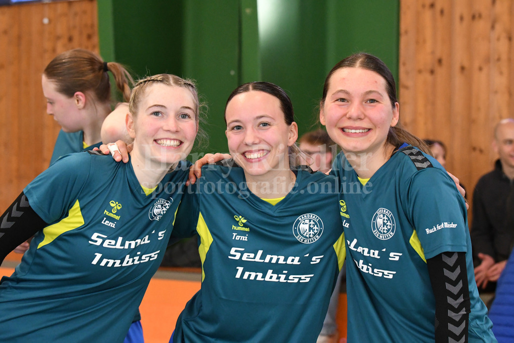 SSG Metten Damen :  HSG Schwab/kirchen | Aufsteigerlächeln: v.l. Anna-Lena Geßl, Antonia Blüml und Paula Gäck (SSG Metten Damen) - Realisiert mit Pictrs.com