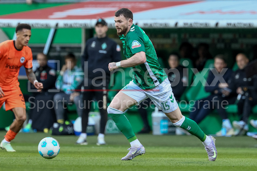 Fussball, Bundesliga, SV Werder Bremen - Eintracht Frankfurt | v.li.: Oliver Burke (SV Werder Bremen, 15) am Ball, Einzelbild, Ganzkörper, Aktion, Action, Spielszene, DIE DFL-RICHTLINIEN UNTERSAGEN JEGLICHE NUTZUNG VON FOTOS ALS SEQUENZBILDER UND/ODER VIDEOÄHNLICHE FOTOSTRECKEN. DFL REGULATIONS PROHIBIT ANY USE OF PHOTOGRAPHS AS IMAGE SEQUENCES AND/OR QUASI-VIDEO.
