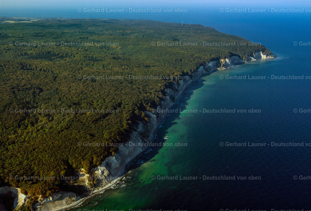 2581082 | SASSNITZ2005 Blick auf die Kreideküste im Nationalpark Jasmund bei Sassnitz auf der Insel Rügen in Mecklenburg-Vorpommern. Der markante Felsvorsprung Königsstuhl befindet sich in der Umgebung der Stubbenkammer in dem seit 1990 bestehenden Nationalpark am Ufer zur Ostsee mit einem Buchenwald, der teilweise zum UNESCO-Welterbe gehört. // View of the chalk cliff coast in the National Park Jasmund near Sassnitz on the island Ruegen in Mecklenburg-West Pomerania. Foto: Gerhard Launer