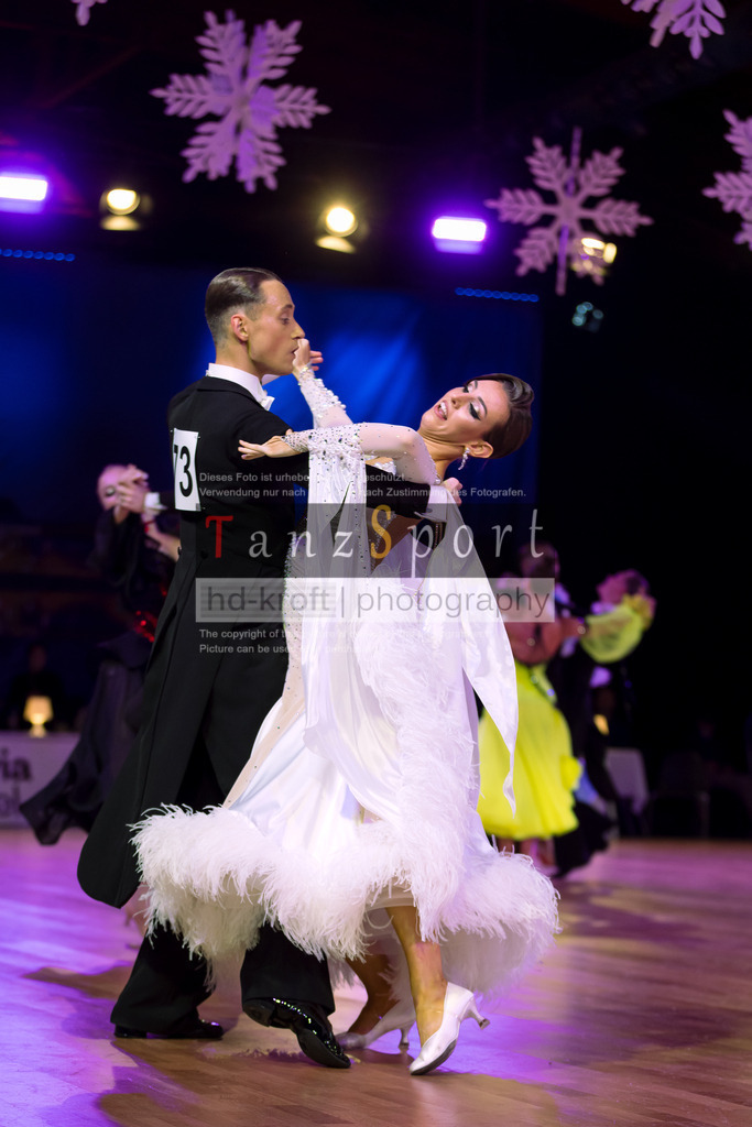 20241215_WDSF_Int_Open_Std-Riga-9494 | Tanzsportbilder, Standardtanz, Lateintanz, WDSF, DTV, LTVB, dancecomp, goc, hessen tanzt, blaues band der spree, walzer, tango, wiener walzer, slowfox, quickstepp, samba, rumba, cha-cha-cha, paso doble. jive, hd-kroft photography, turniertanzsport