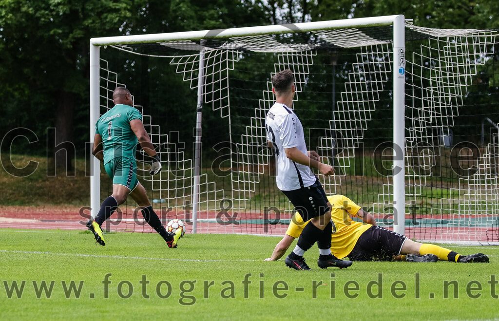 2023-07-23_040_SV_Anzing_gegen_SC_Kirchasch | Anzing, Deutschland, 23.07.2023:
Fußball, Kreisliga 2023 / 2024, Testspiel, SV Anzing gegen SC Kirchasch, Endergebnis: 5:1

Torwart Sven Kouame (SC Kirchasch, #1), Granit Lezi (SV Anzing, #18), Markus Zollner (SC Kirchasch, #9)

Foto: Christian Riedel / fotografie-riedel.net