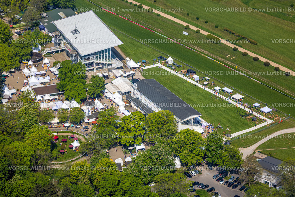 Duesseldorf240501064 | Luftbild, Tribünen und Gästebereich mit Sonnenschirmen und Pavillons, an der Pferderennbahn Grafenberg, Galopprennbahn Düsseldorf, Düsseldorfer Reiter- und Rennverein, Ludenberg, Düsseldorf, Rheinland, Nordrhein-Westfalen, Deutschland