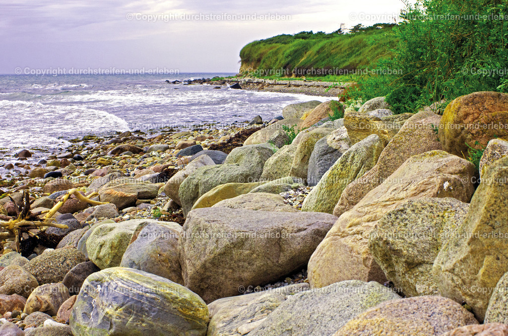Gewaltige Felsen am Strand | In Vesborg liegen gewaltige Felsen am Strand auf der Insel Samsø im Kattegat - Realisiert mit Pictrs.com