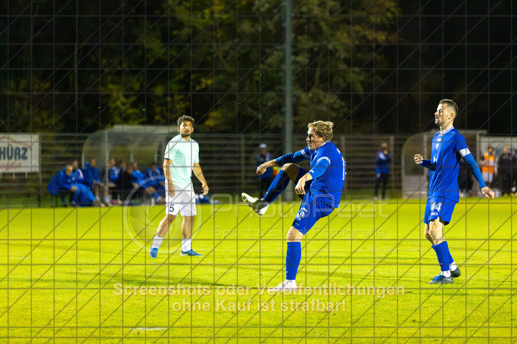 20261015_200010_0096_(c)_by_PhotoPeet | #,TSG Salach (türkis) vs. VfB Neuffen (blau), Fußball, Bezirksliga - Bezirk Neckar/Fils, 08. Spieltag, Saison 2026/2027, Rasensportplatz, Staufenecker Straße, 73084 Salach, 15.10.2026 - 19:30 Uhr,Foto: PhotoPeet / Sport- &amp; Eventfotografie / Peter Harich