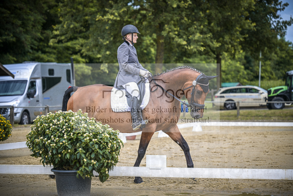 DOS_8850 | Entdecke hochwertige Reitturnierfotos von Foto Oger. Professionell, emotional und authentisch – jetzt Lieblingsmomente im Shop bestellen.Deutschlandweite Turnierfotografie. - Realisiert mit Pictrs.com