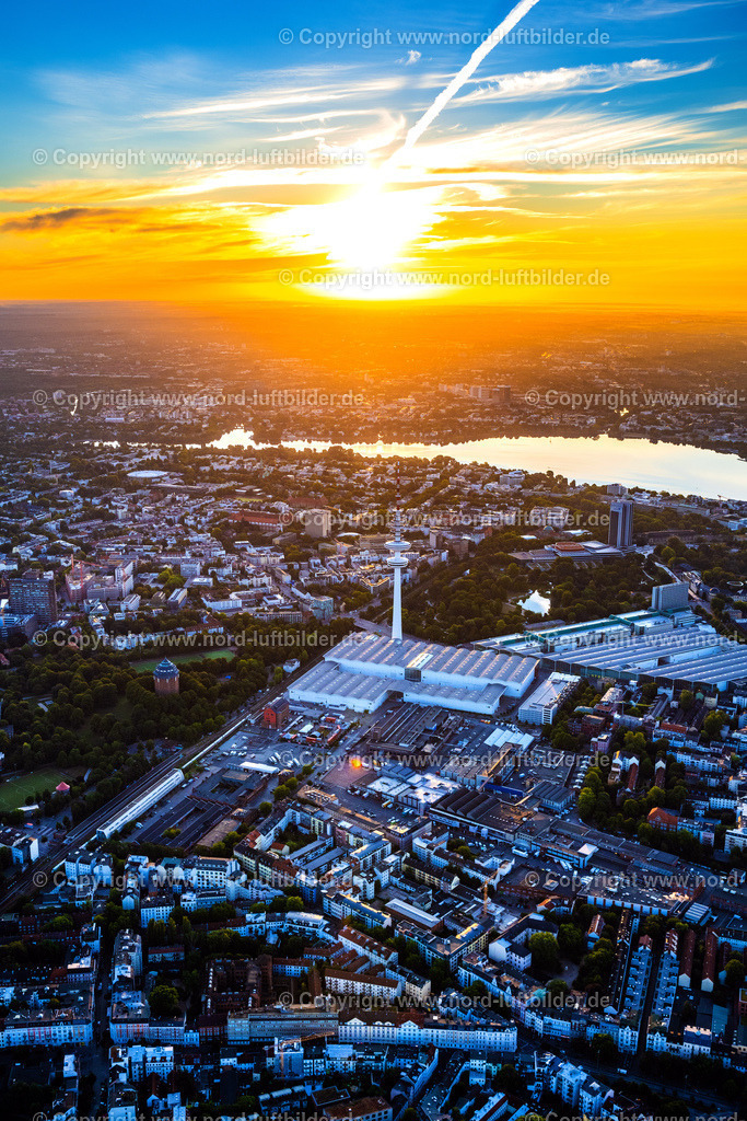 Hamburg_Messegelände_im_Sonnenaufgang_ELS_6398100822 | HAMBURG 10.08.2022 Ausstellungsgelände und Messehallen der Neuen Messe der Hamburg im Sonnenaufgang Messe und Congress GmbH am Fernsehturm "Heinrich-Hertz-Turm" in Hamburg. Weiterführende Informationen bei: Hamburg Messe und Congress GmbH. // Exhibition grounds and exhibition halls of the new Hamburg trade fair in the sunrise fair and congress GmbH at the television tower "Heinrich-Hertz-Turm" in Hamburg. Further information at: Hamburg Messe und Congress GmbH. Foto: Martin Elsen