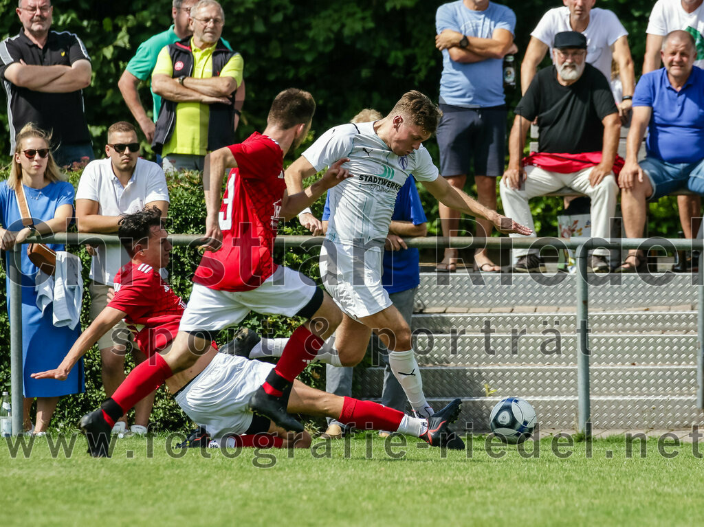 2023-07-30_074_FC_Lengdorf_gegen_SpVgg_Altenerding | Lengdorf, Deutschland, 30.07.2023:
Fußball, Kreisliga 2023 / 2024, 1. Spieltag, FC Lengdorf gegen SpVgg Altenerding, Endergebnis: 1:1

Tobias Lechner (FC Lengdorf, #13), Matthias Loher (SpVgg Altenerding, #9)

Foto: Christian Riedel / fotografie-riedel.net