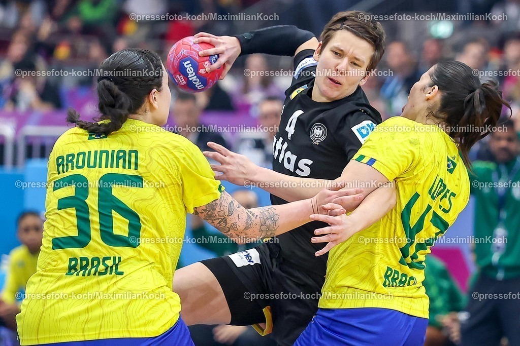 IHF09122502005 | 09.12.2025, Handball WM Frauen, Viertelfinale, Deutschland - Brasilien, 27th IHF Women's Handball World Championship, Westfalenhalle Dortmund: Alina Grijseels (GER #04) im Zweikampf gegen  Marcela Arounian (Brasilien #36) Jhennifer Lopes (Brasilien #42) 